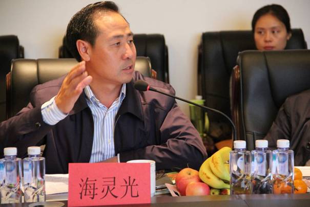 海南省內蒙古商會(huì )會(huì )長(cháng)、內蒙古農牧業(yè)產(chǎn)業(yè)化龍頭企業(yè)協(xié)會(huì )海南辦事處主任海靈光介紹對接情況.JPG