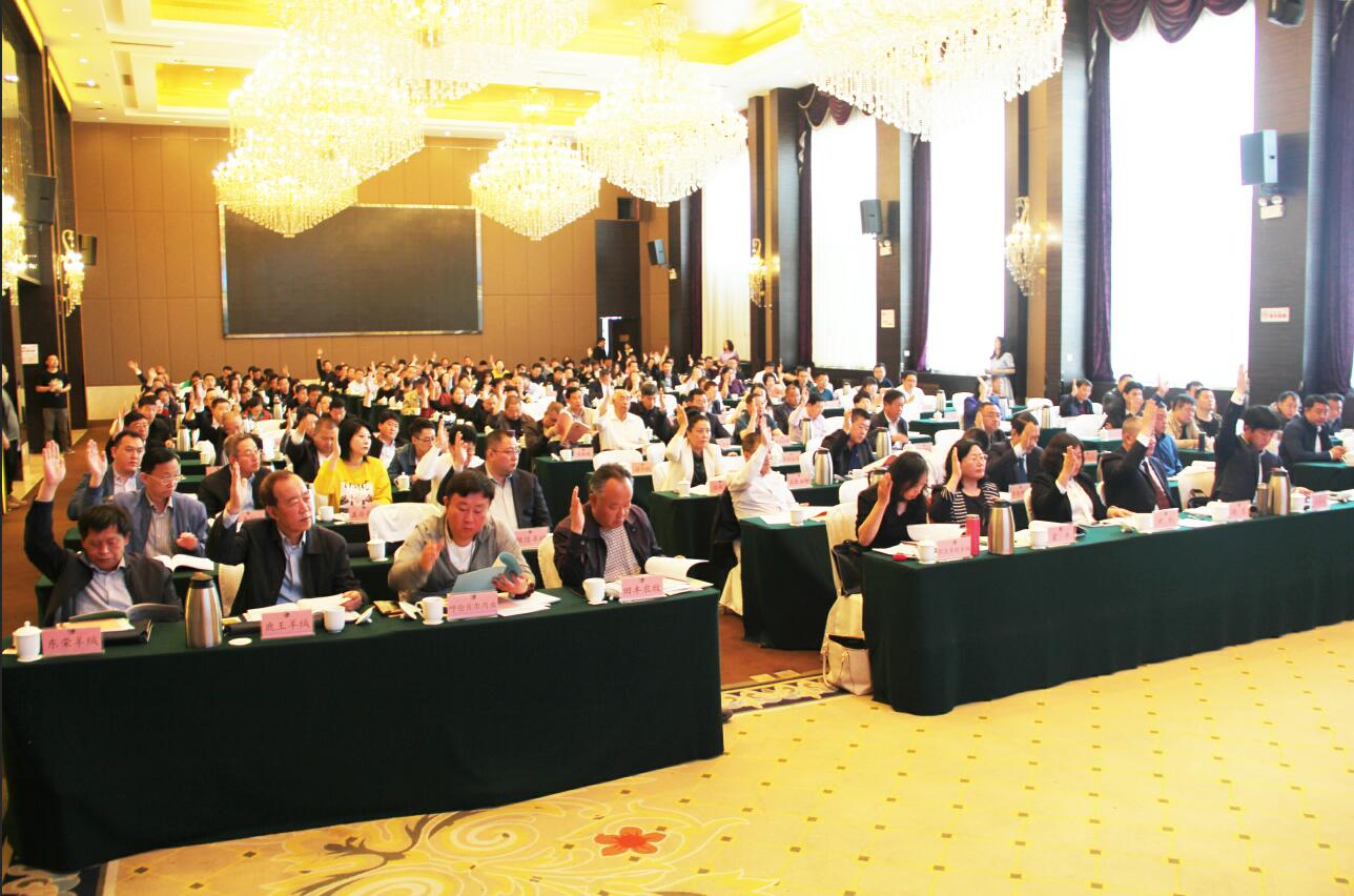 內蒙古農牧業(yè)產(chǎn)業(yè)化龍頭企業(yè)協(xié)會(huì )第三屆理事會(huì )換屆工作順利完成