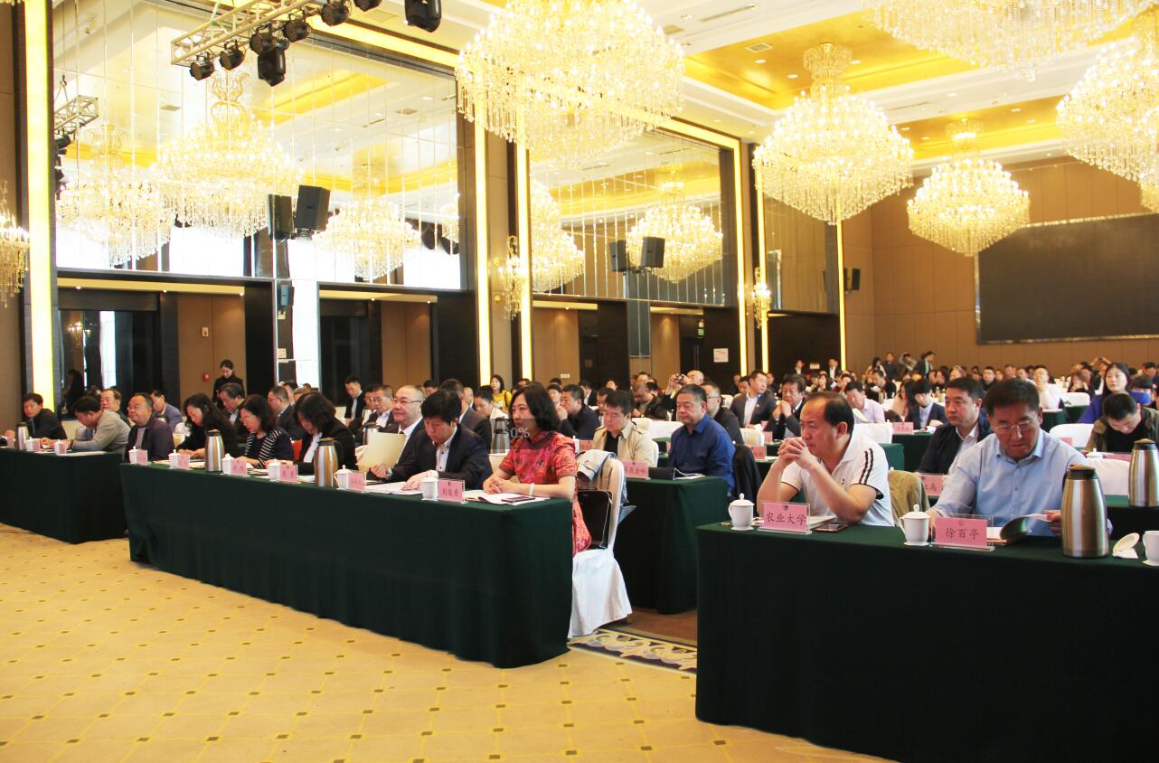 生態(tài)優(yōu)先綠色發(fā)展內蒙古農牧業(yè)產(chǎn)業(yè)化龍頭企業(yè)協(xié)會(huì )新一屆理事會(huì )及會(huì )員企業(yè)砥礪奮進(jìn)再創(chuàng  )佳績(jì)