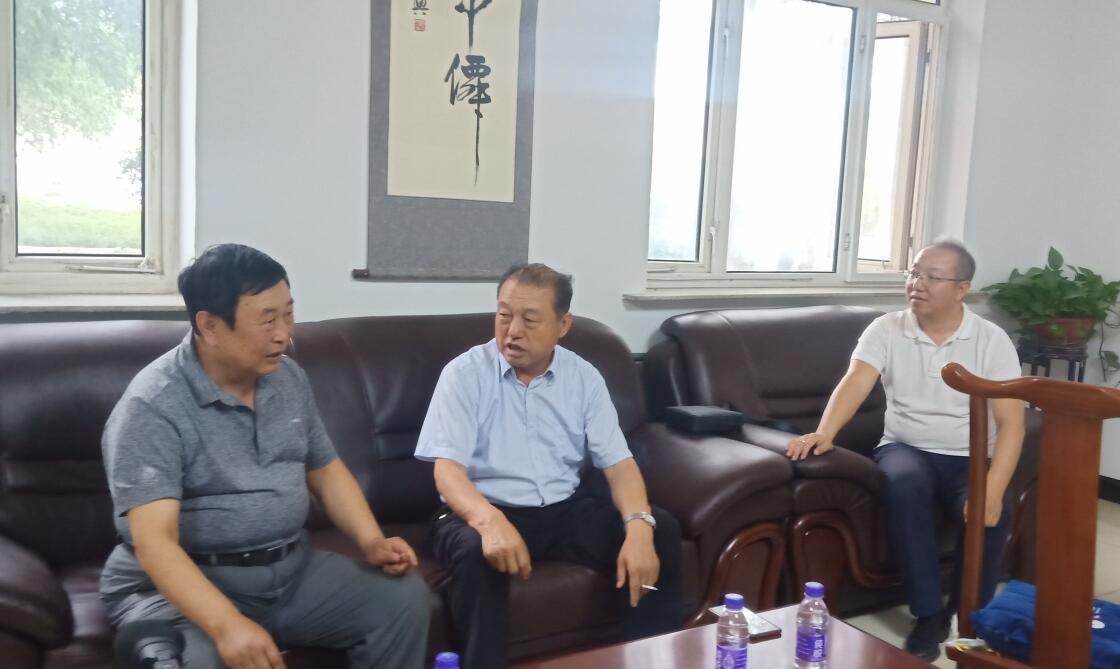 林永亮執行會(huì )長(cháng)一行到內蒙古草原萬(wàn)旗畜牧飼料有限公司和內蒙古東方萬(wàn)旗肉牛產(chǎn)業(yè)有限公司調研