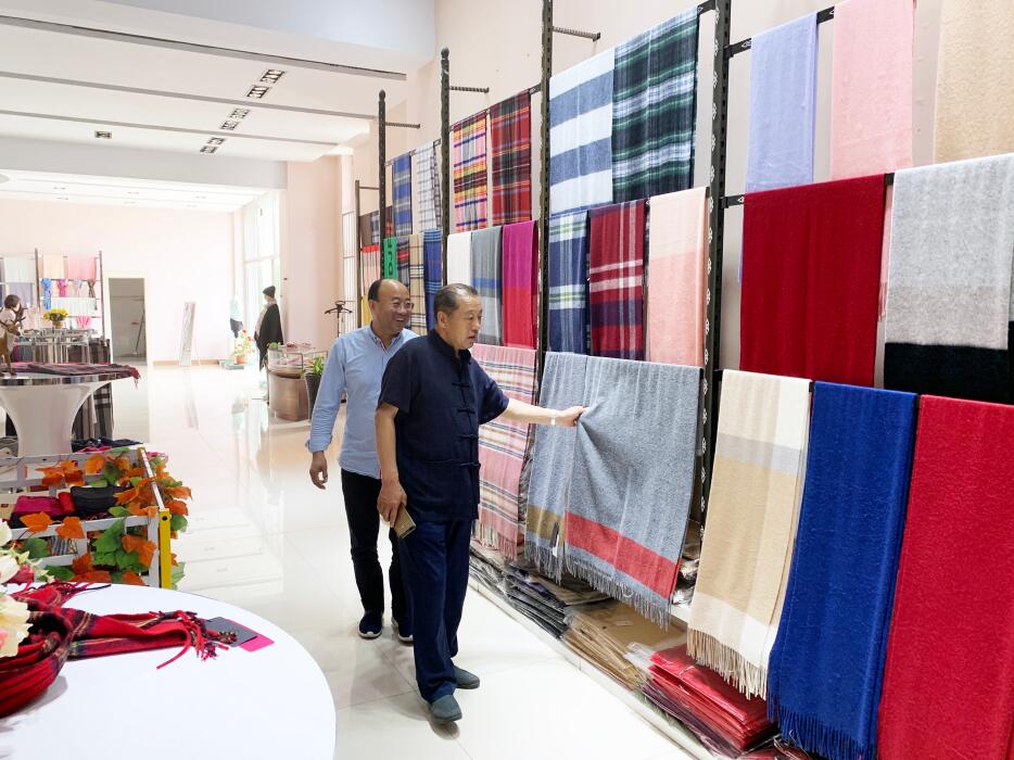 林永亮執行會(huì )長(cháng)一行到內蒙古德升絨毛制品有限責任公司調研