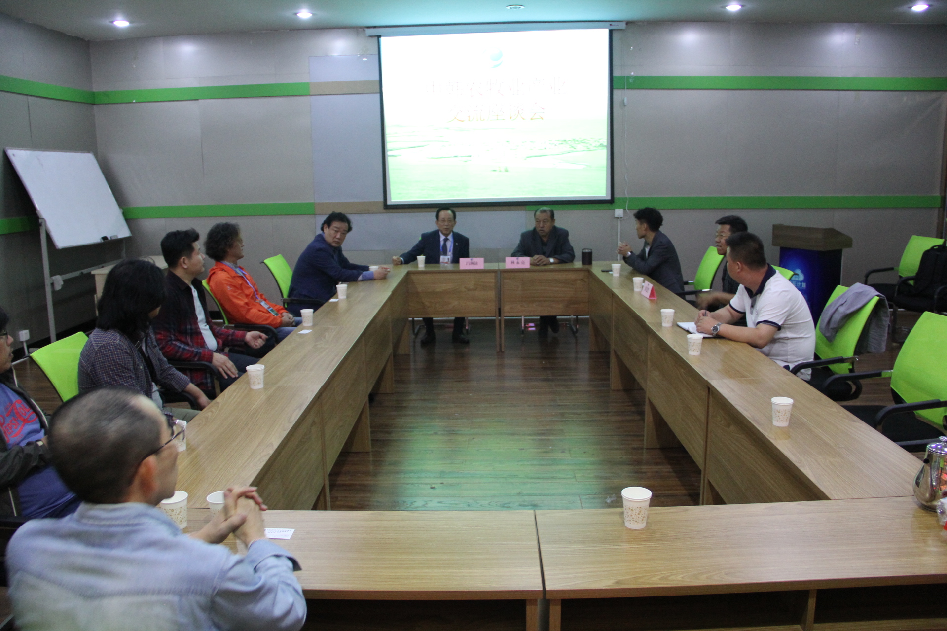 協(xié)會(huì )接洽韓國龍子株式會(huì )社代表團