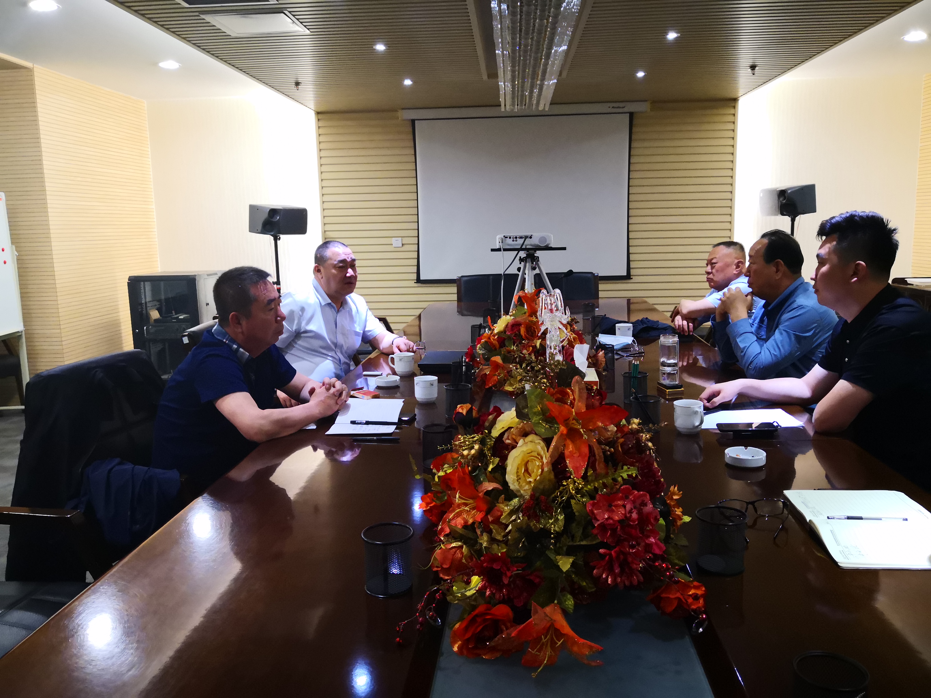 周勇會(huì )長(cháng)在呱呱叫實(shí)業(yè)(集團)有限公司學(xué)習調研