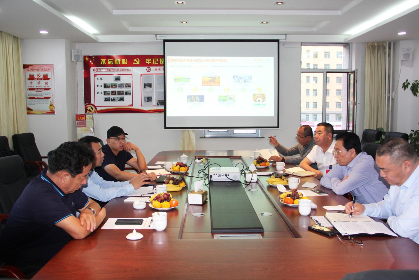 內蒙古農牧業(yè)產(chǎn)業(yè)化龍頭企業(yè)協(xié)會(huì )與阿里巴巴中國區域西北大區總經(jīng)理衛煒一行洽談合作