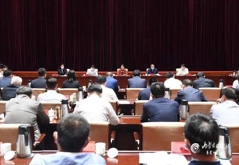 王莉霞主席主持召開(kāi)自治區民營(yíng)企業(yè)座談會(huì )，周勇會(huì )長(cháng)作專(zhuān)題匯報