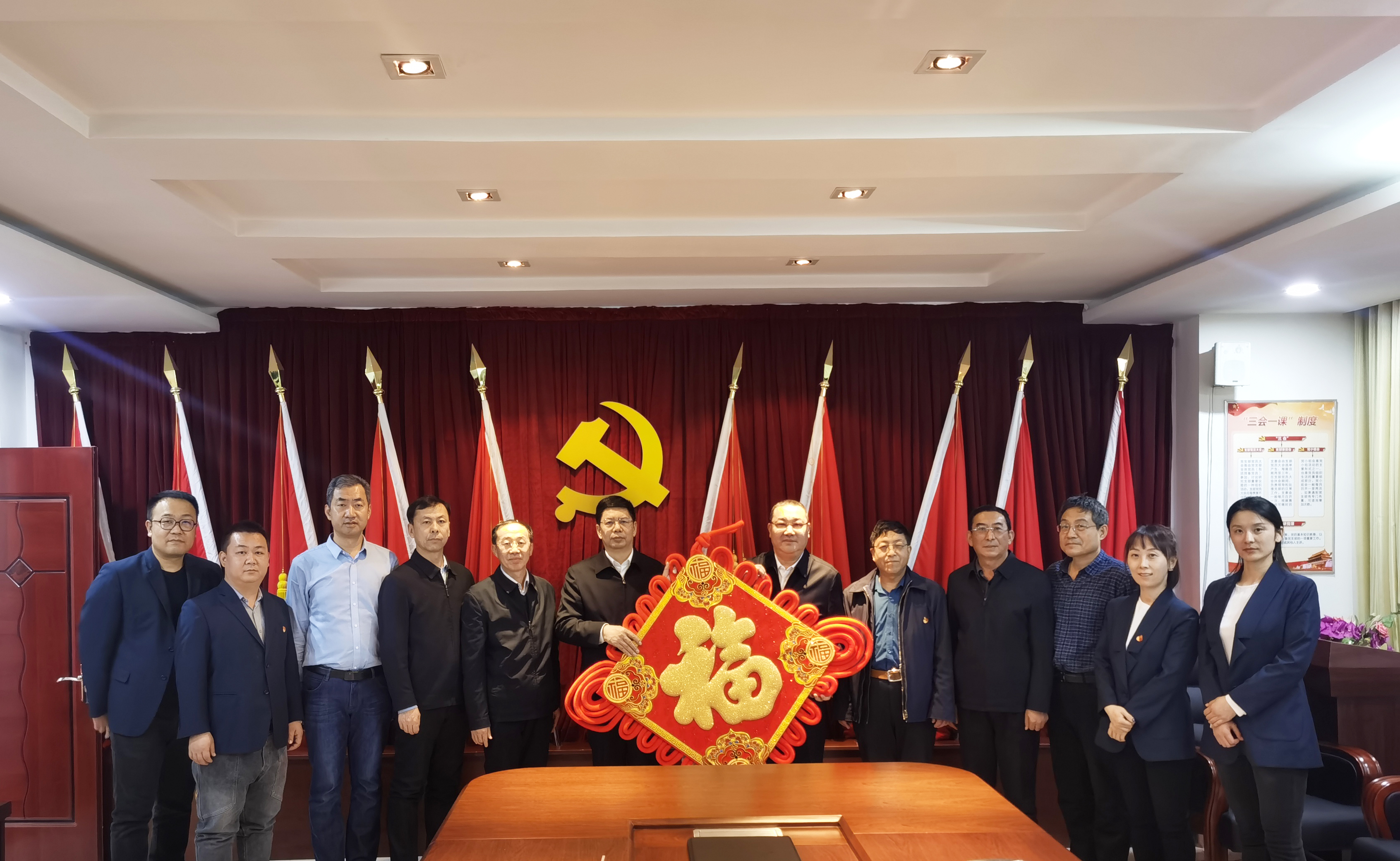 自治區政協(xié)副主席、工商聯(lián)主席安潤生等領(lǐng)導蒞臨協(xié)會(huì )慰問(wèn)指導