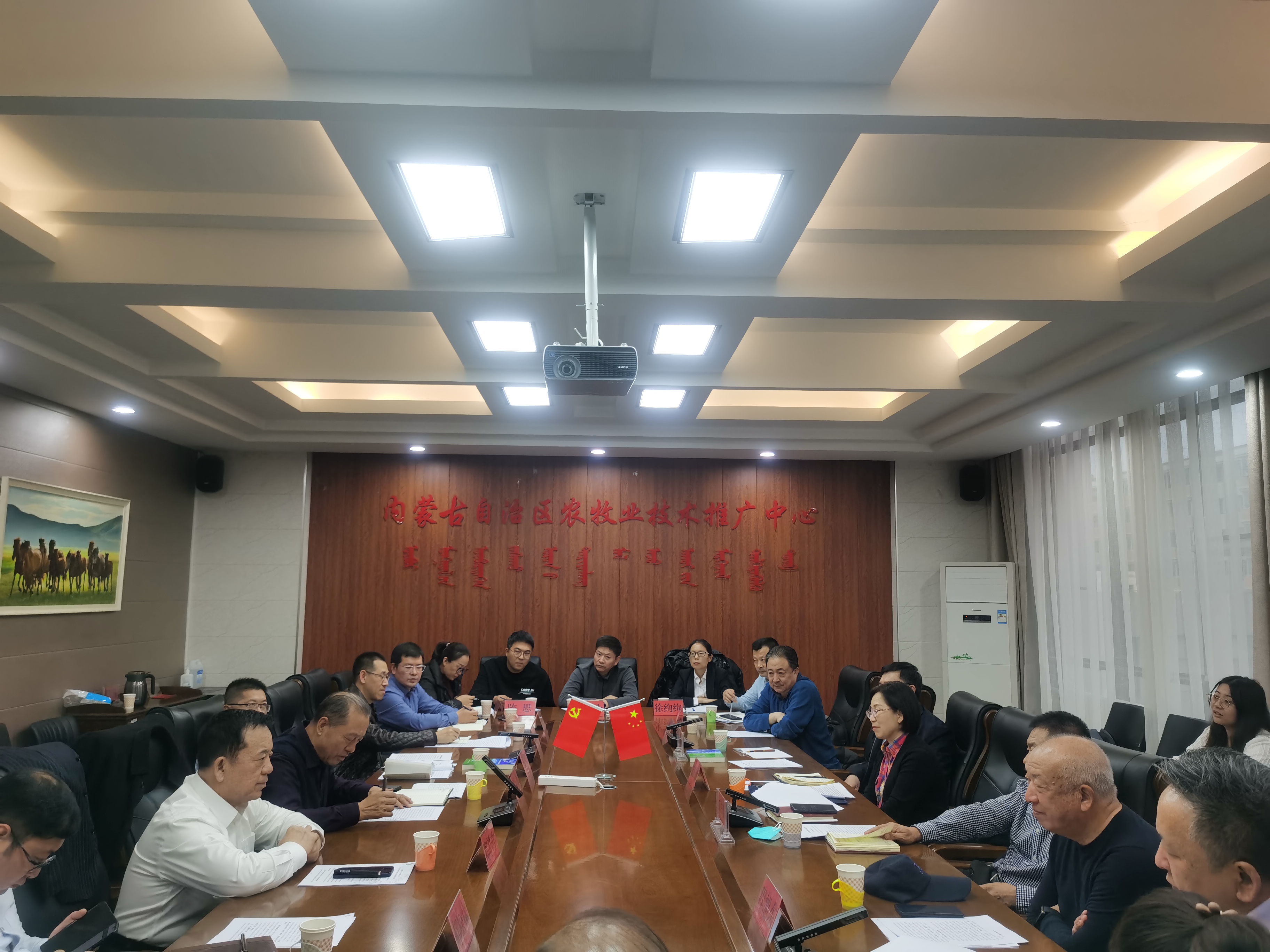 內蒙古羊絨產(chǎn)業(yè)鏈重點(diǎn)企業(yè)座談會(huì )在呼和浩特市成功召開(kāi)