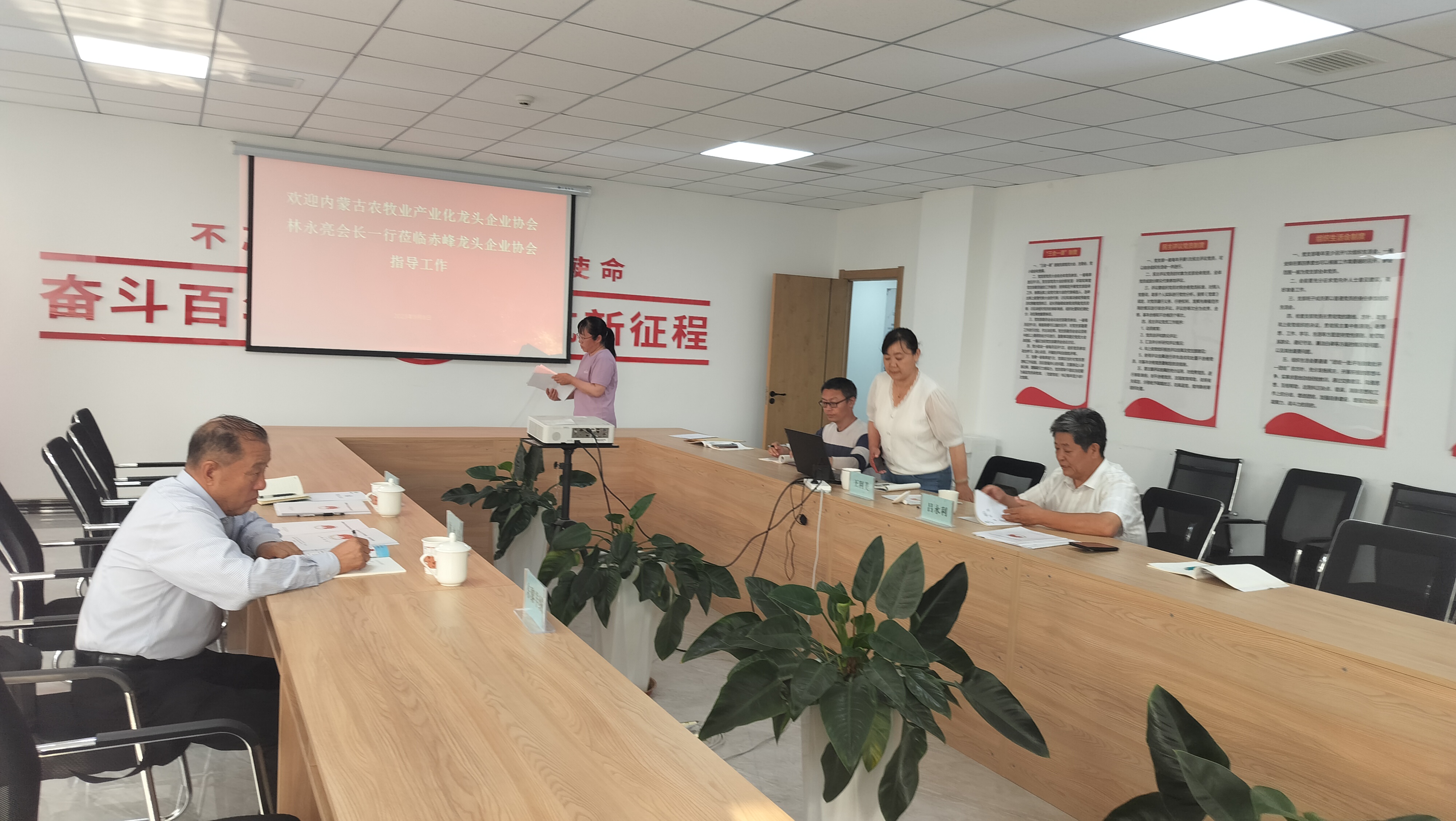 協(xié)會(huì )執行會(huì )長(cháng)林永亮一行赴赤峰農牧業(yè)產(chǎn)業(yè)化龍頭企業(yè)協(xié)會(huì )座談交流